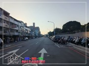 照片房屋3-台中買屋、賣屋、租屋(台中買賣-厝、地的家)--提供台中房屋、台中售屋、台中租屋、房屋買賣、台中土地買賣、台中土地租賃、工業用地買賣、廠房買賣租賃、貸款諮詢、免費不動產行情諮詢，免費各項稅費概算,不動產相關法律諮詢…等。 東區精武體大雙車透天